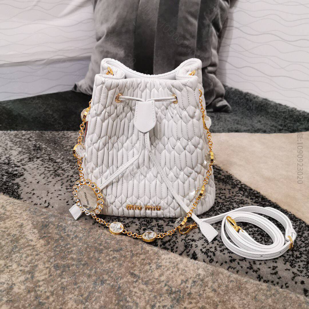 MIUMIU缪缪顶级进口Matelasse小羊皮经典压纹小花白色水桶包5BE...
