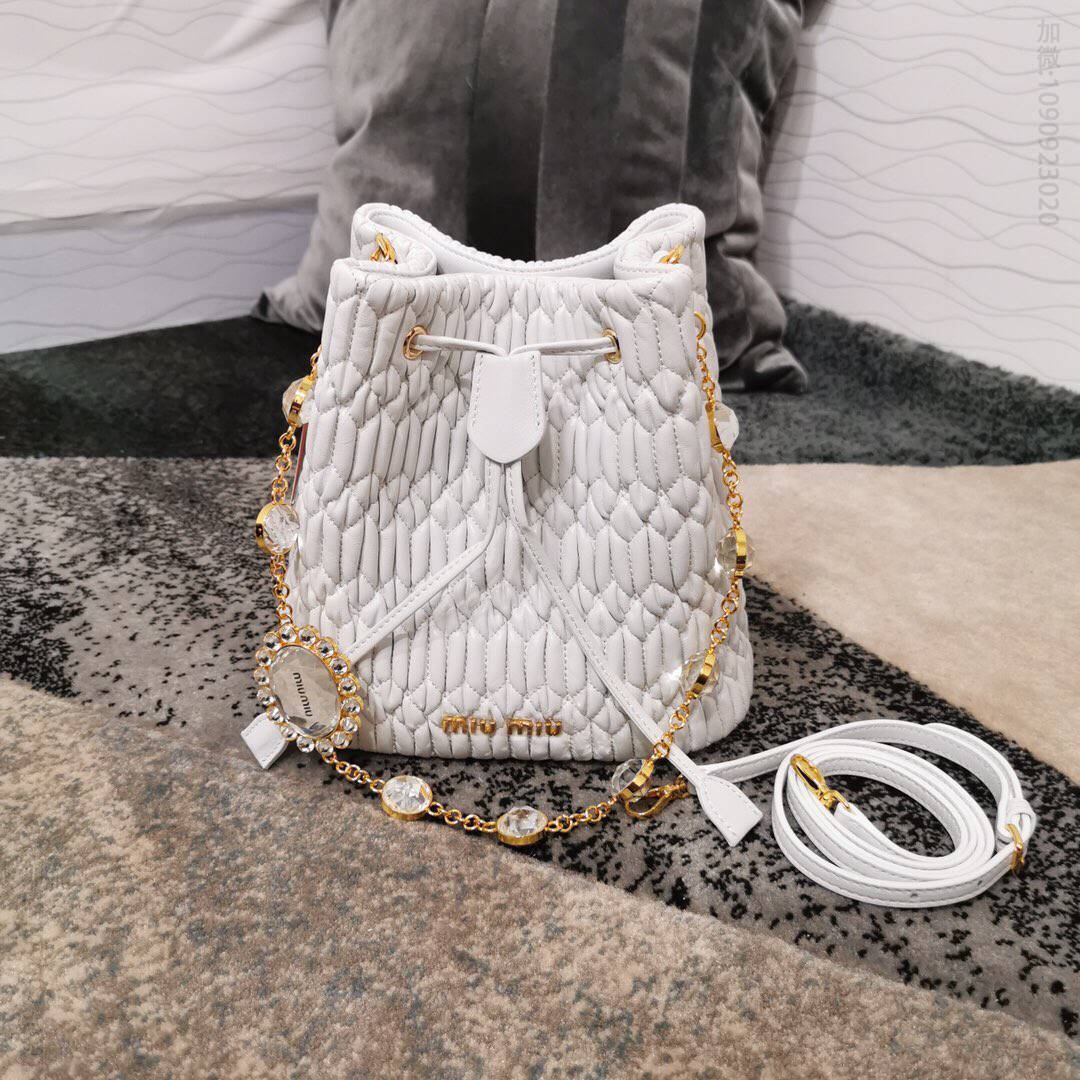 MIUMIU缪缪顶级进口Matelasse小羊皮经典压纹小花白色水桶包5BE050