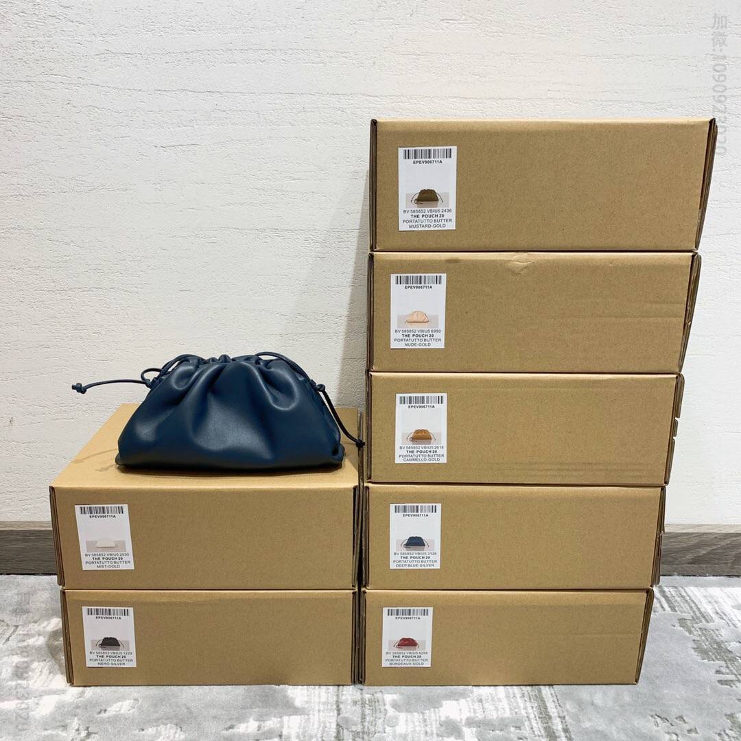 BV BottegaVeneta POUCH 20 斜挎手拿包云朵包 585852深蓝色