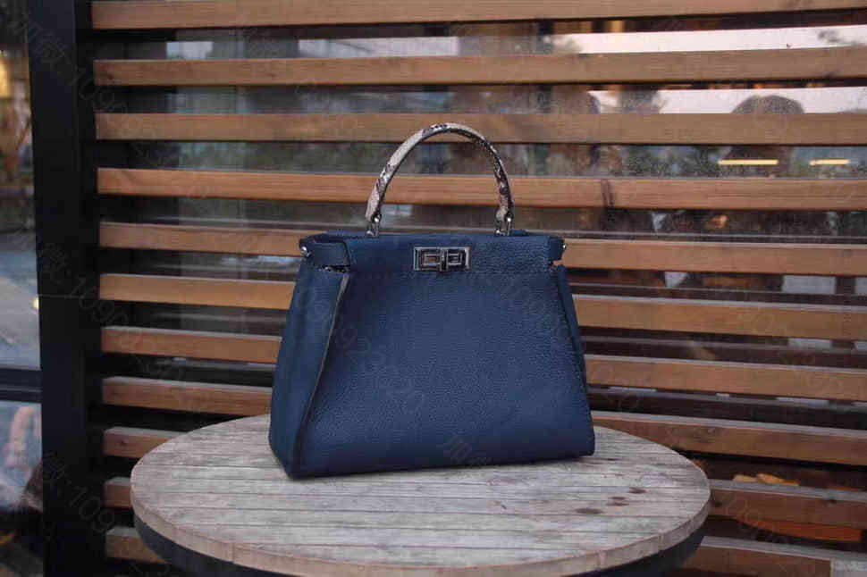 意大利 芬迪FENDI 蓝色REGULAR PEEKABOO小牛皮手提包8B...