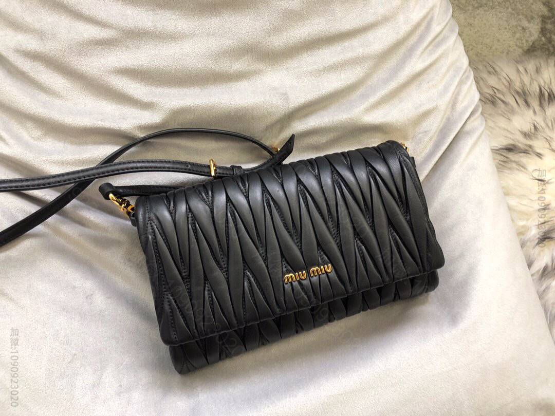 MIUMIU缪缪原版顶级进口Matelasse小羊皮材质提花压纹黑色斜挎包5...