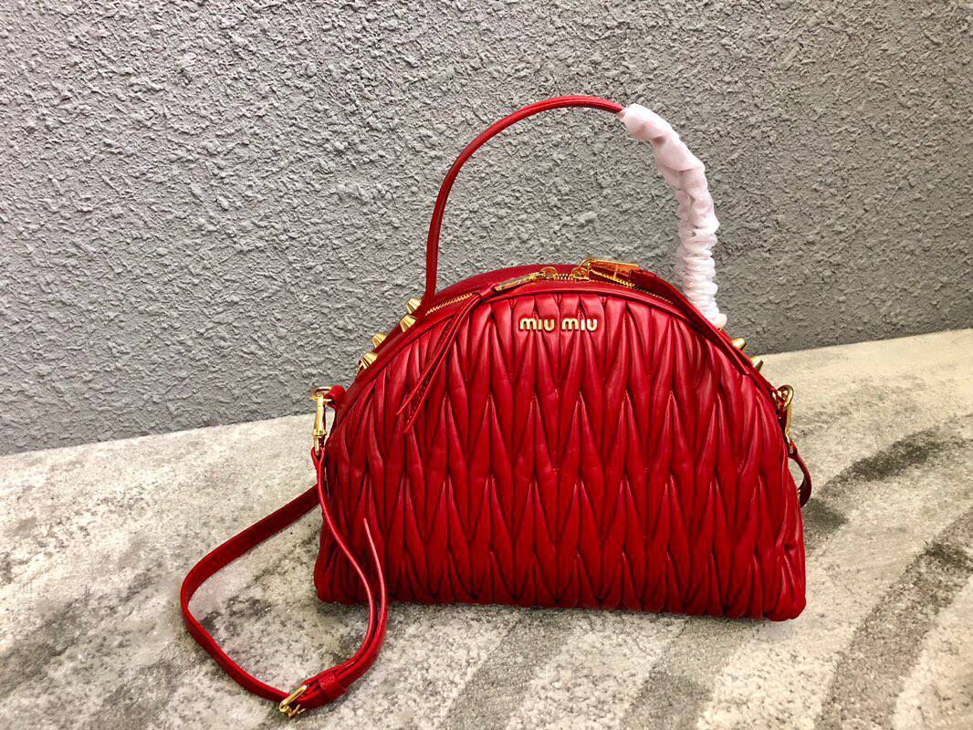 MIUMIU缪缪顶级进口Matelasse小羊皮材质月牙包5BB034