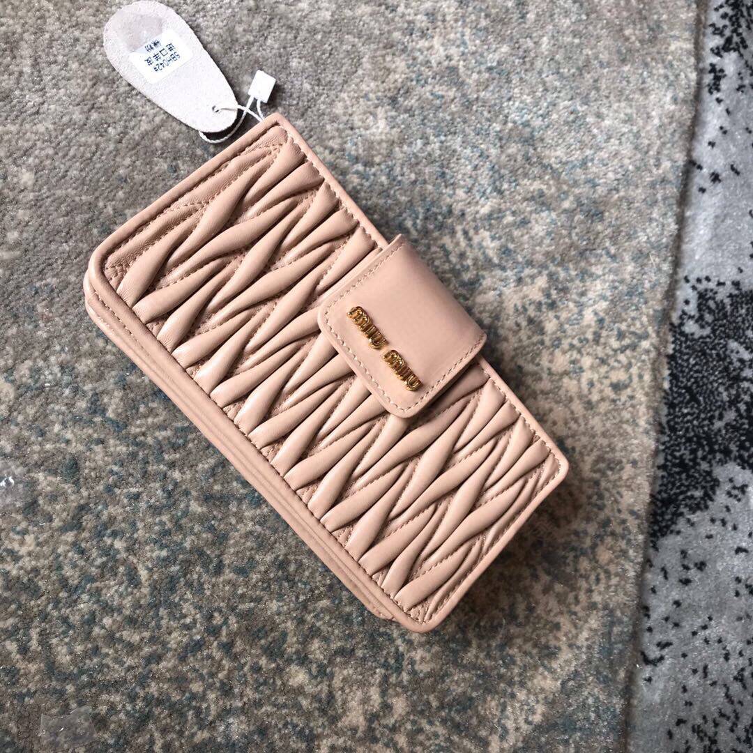 MIUMIU缪缪顶级进口Matelasse小羊皮材质经典提花凸纹设计斜挎手包...