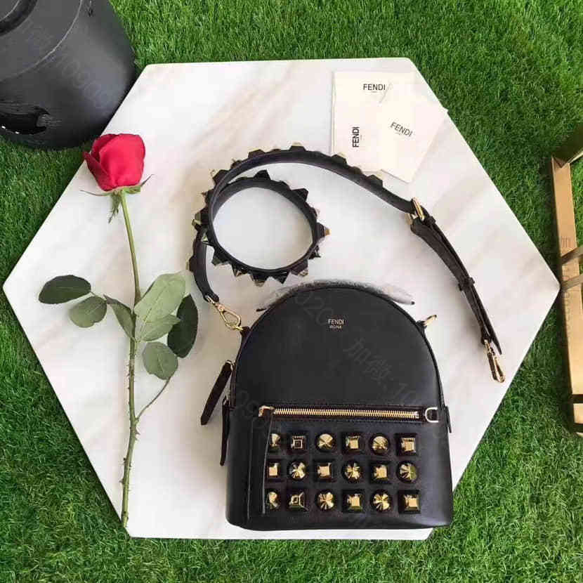 芬迪FENDI女士BACKPACK金铆钉黑色小牛皮双肩背包 8BT281