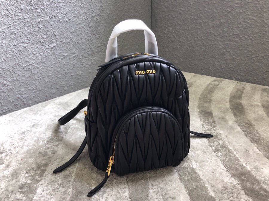 MIUMIU缪缪顶级进口Matelasse小羊皮材质经典提花凸纹双肩背包5BZ015