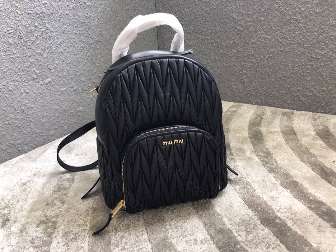 MIUMIU缪缪顶级进口Matelasse小羊皮材质经典提花凸纹双肩包5BZ...
