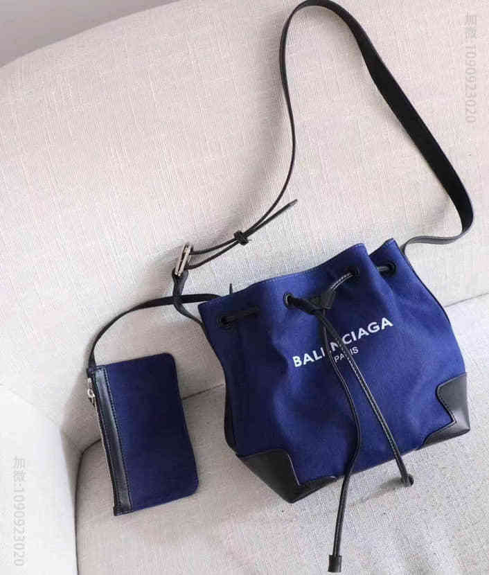 Balenciaga巴黎世家 深蓝色超厚帆布水桶包