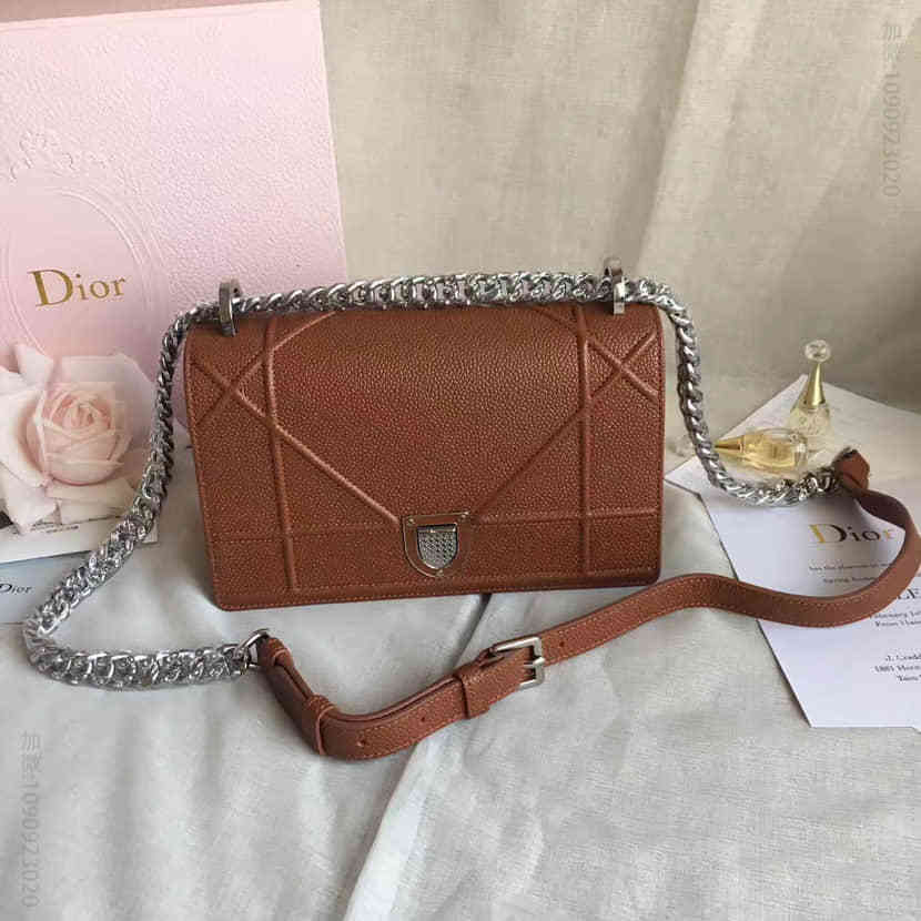DIOR迪奥“DIORAMA”棕色粒面触感小牛皮斜挎包