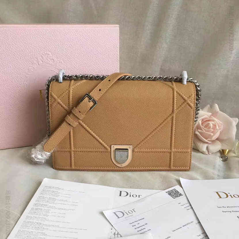 DIOR迪奥“DIORAMA”卡其色粒面触感小牛皮斜挎包