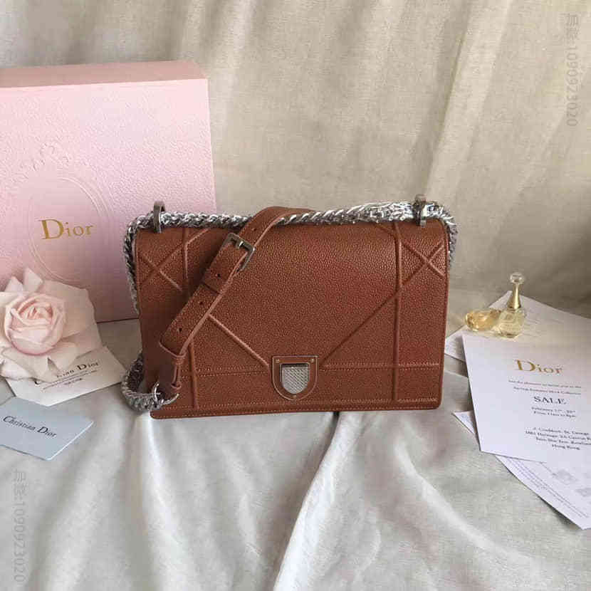DIOR迪奥“DIORAMA”中号棕色粒面触感小牛皮斜挎包