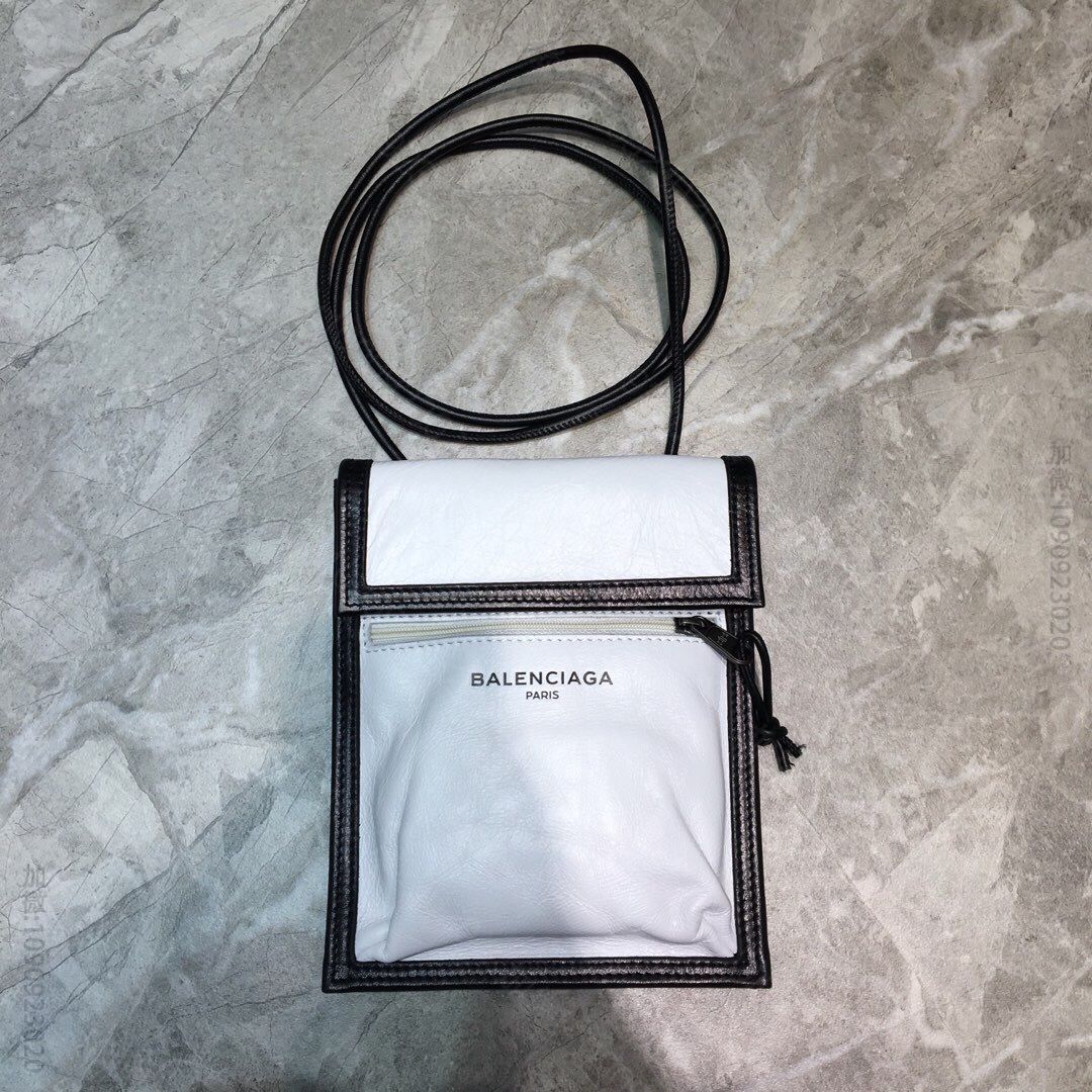 Balenciaga巴黎世家进口褶皱皮数码烫logo皮绳挎包手机包