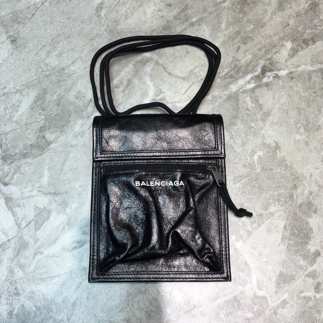Balenciaga巴黎世家进口褶皱皮数码烫logo皮绳挎包手机包