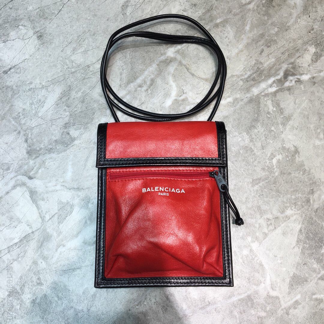 Balenciaga巴黎世家进口褶皱皮数码烫logo皮绳挎包手机包