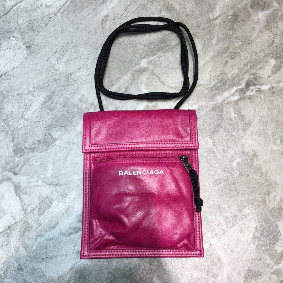 Balenciaga巴黎世家进口褶皱皮数码烫logo皮绳挎包手机包