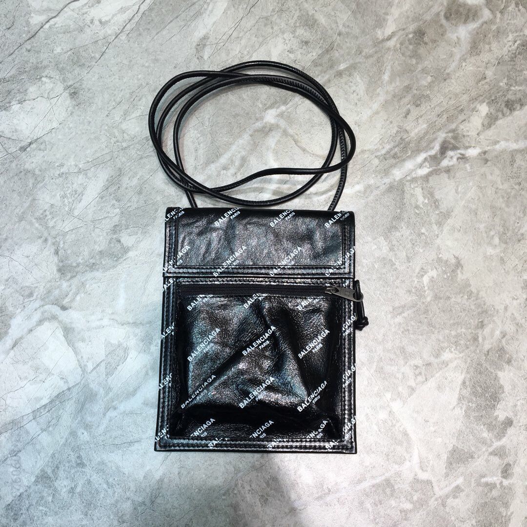 Balenciaga巴黎世家进口褶皱皮数码烫logo皮绳挎包手机包