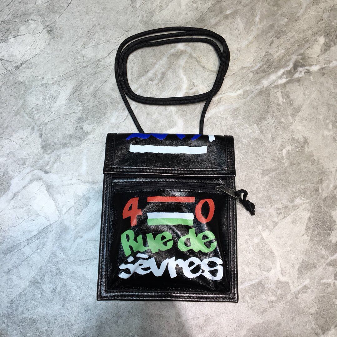Balenciaga巴黎世家进口褶皱皮数码烫logo皮绳挎包手机包
