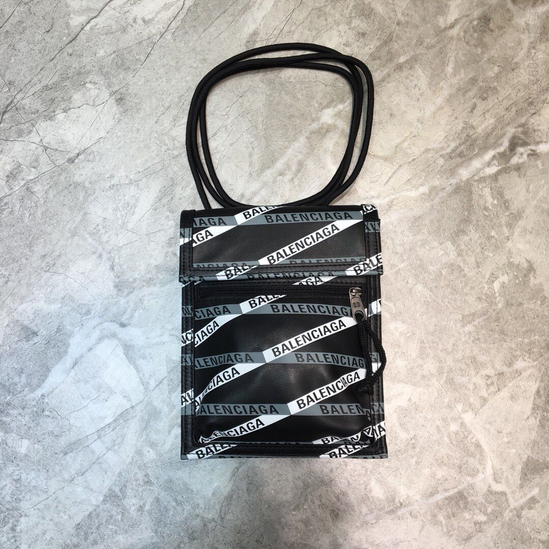 Balenciaga巴黎世家进口褶皱皮数码烫logo皮绳挎包手机包
