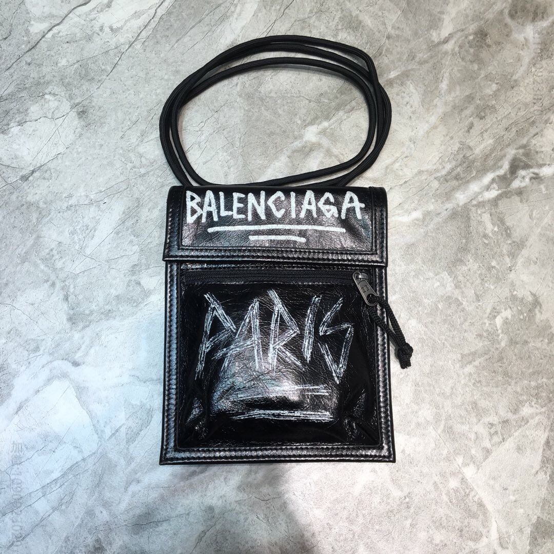 Balenciaga巴黎世家进口褶皱皮数码烫logo皮绳挎包手机包