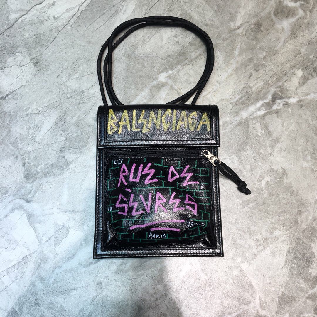 Balenciaga巴黎世家进口褶皱皮数码烫logo皮绳挎包手机包