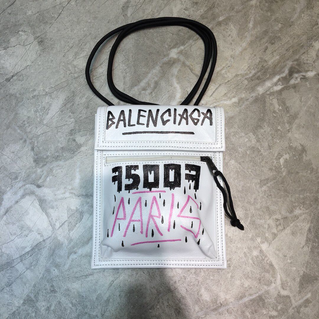 Balenciaga巴黎世家进口褶皱皮数码烫logo皮绳挎包手机包
