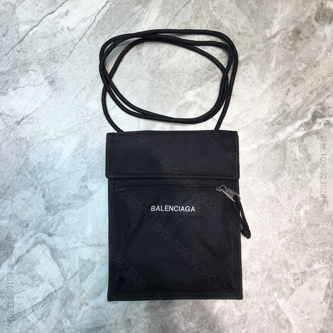 Balenciaga巴黎世家进口褶皱皮数码烫logo皮绳挎包手机包