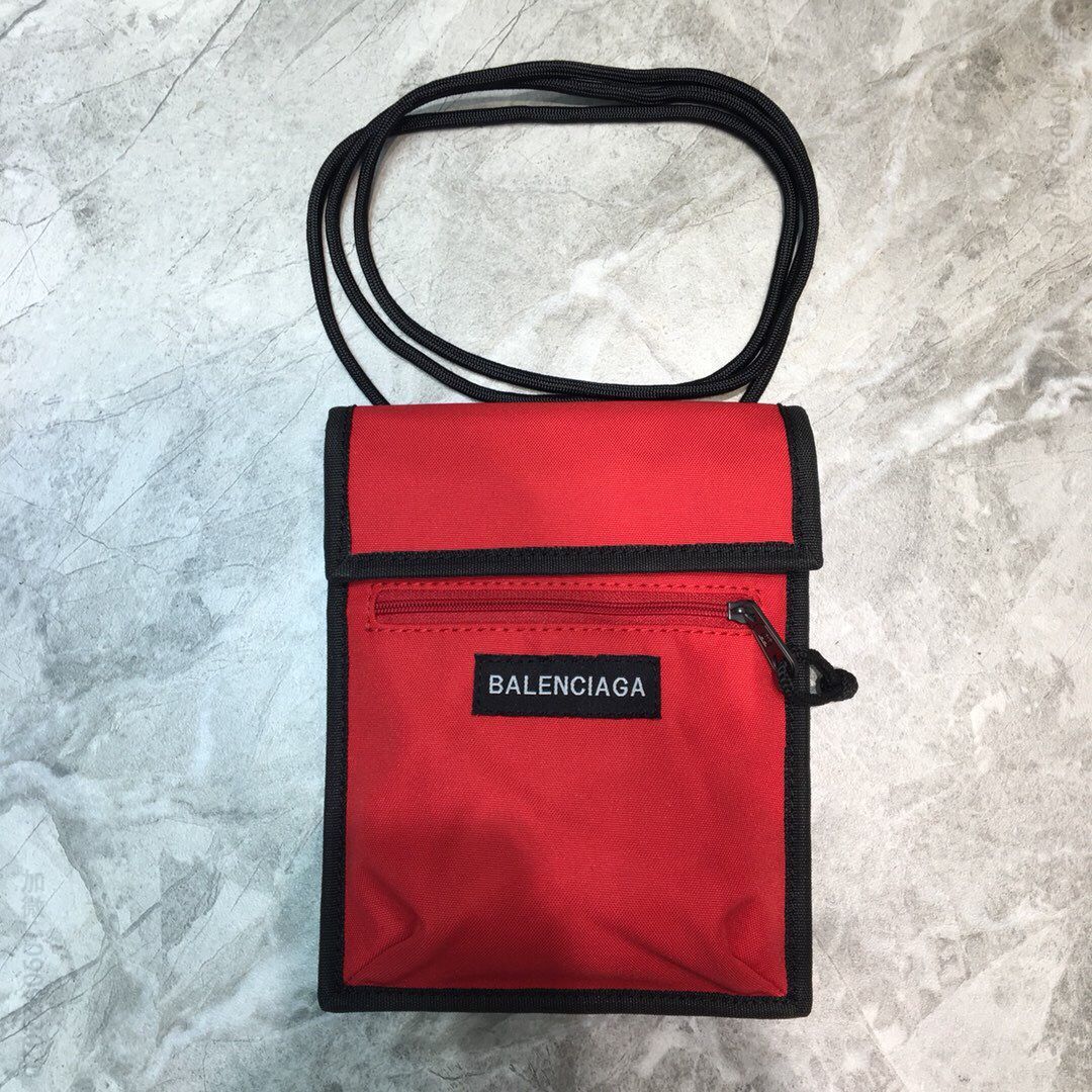 Balenciaga巴黎世家进口褶皱皮数码烫logo皮绳挎包手机包