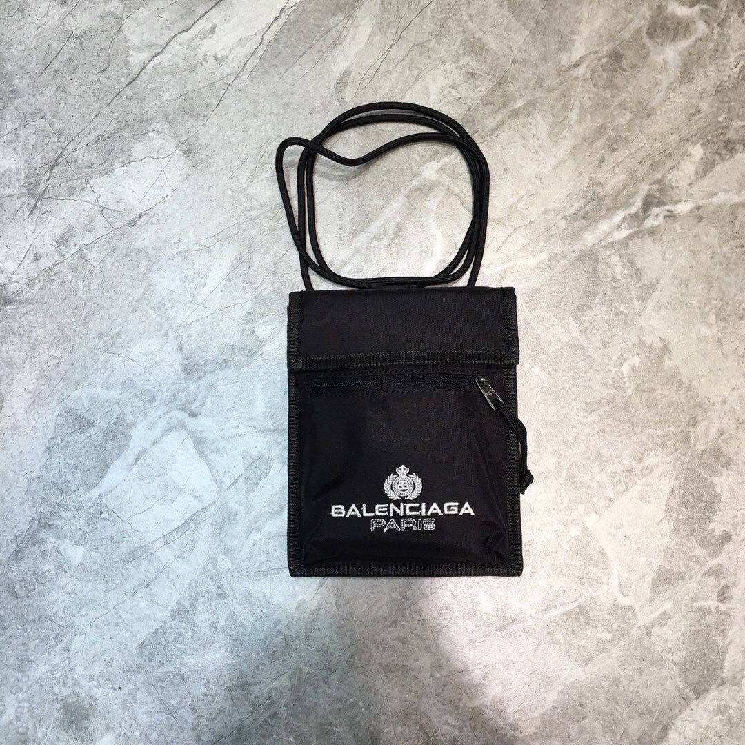 Balenciaga巴黎世家进口褶皱皮数码烫logo皮绳挎包手机包