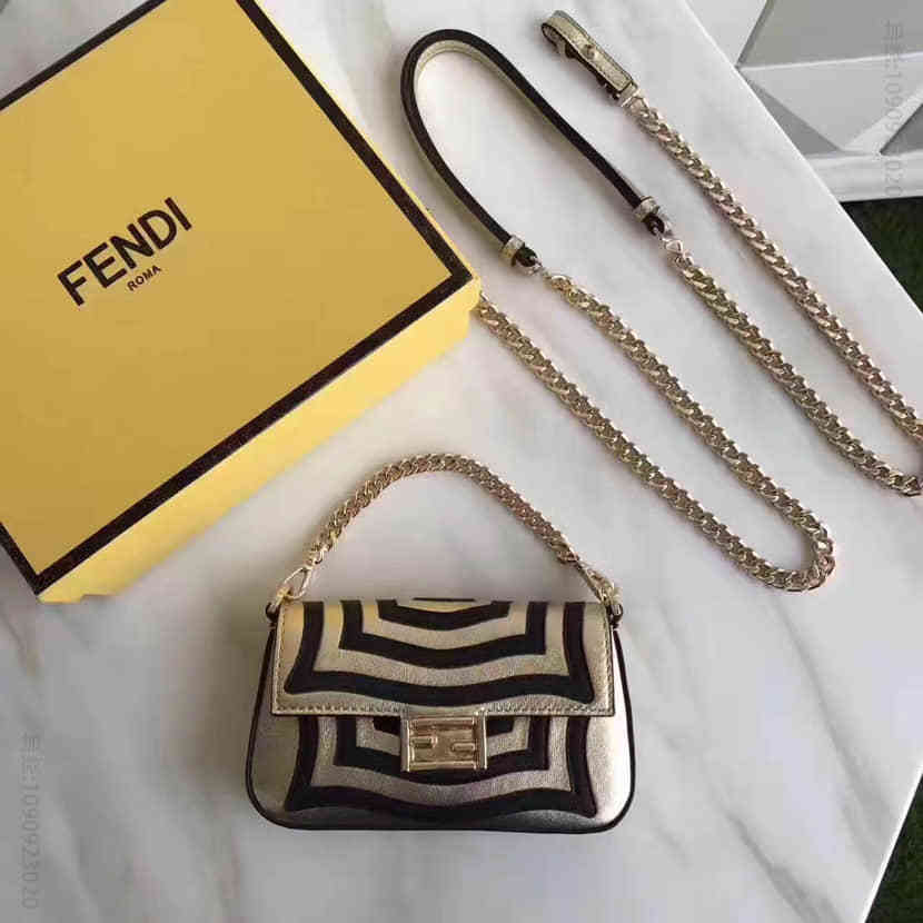 芬迪FENDI MICRO BAGUETTE金色皮革波纹图案链条包 8M0354