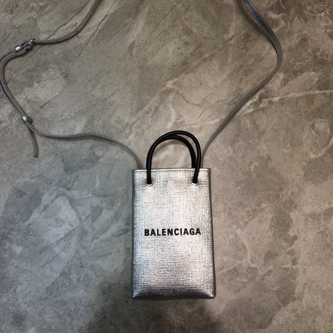 Balenciaga巴黎世家配牛皮肩带高级银色手机包单肩斜挎包