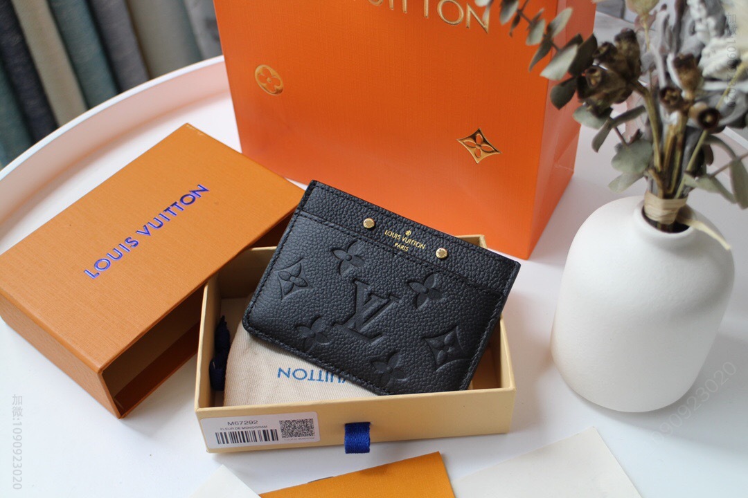 LV 压纹软粒面牛皮卡夹 M69171