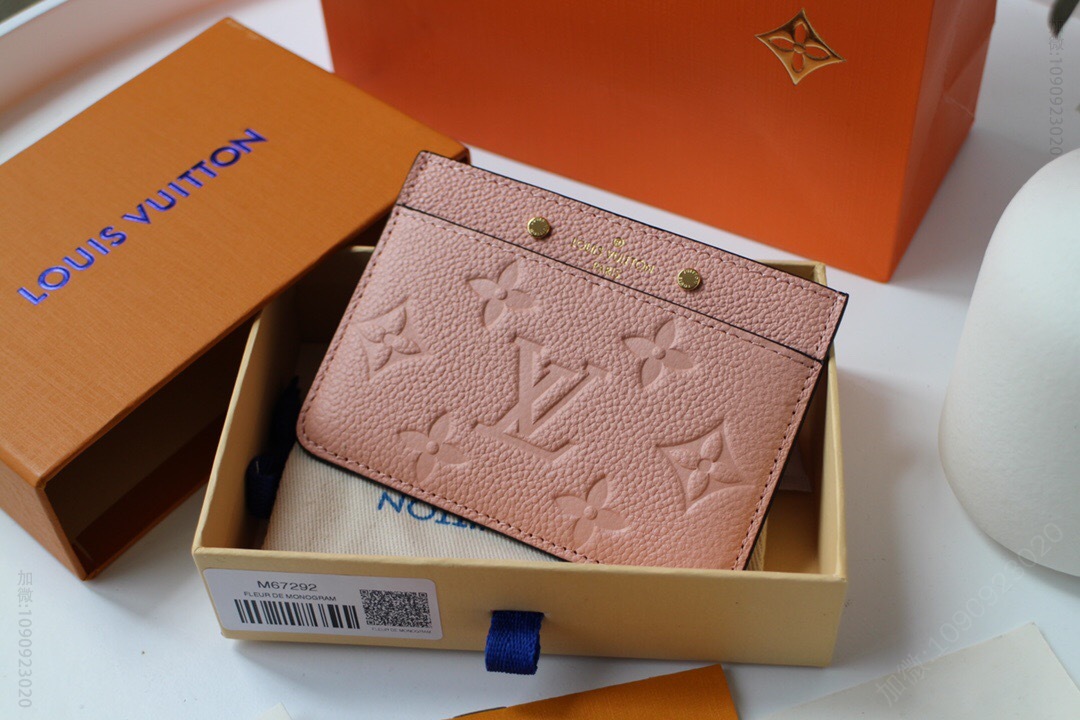 LV 压纹软粒面牛皮卡夹 M69174