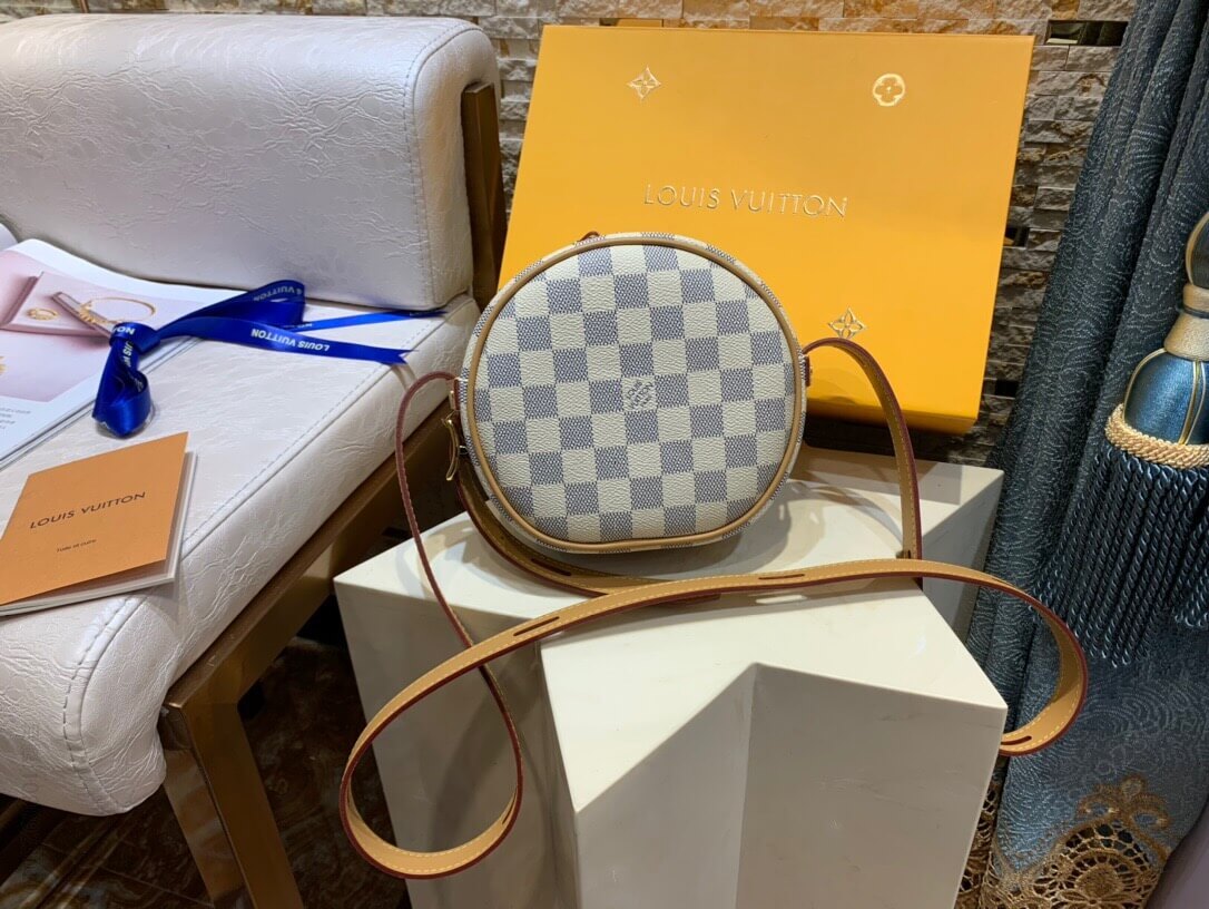 LV/路易威登 白色棋盘格单肩圆饼包 N40333