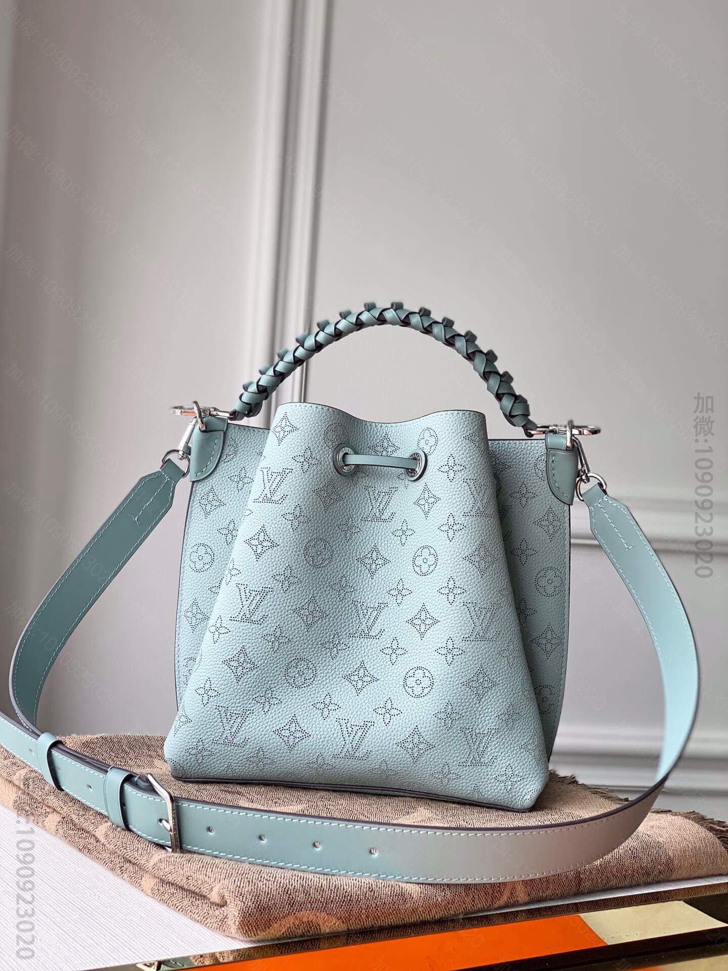 LV 镂花穿孔小牛皮Muria水桶包 M55906
