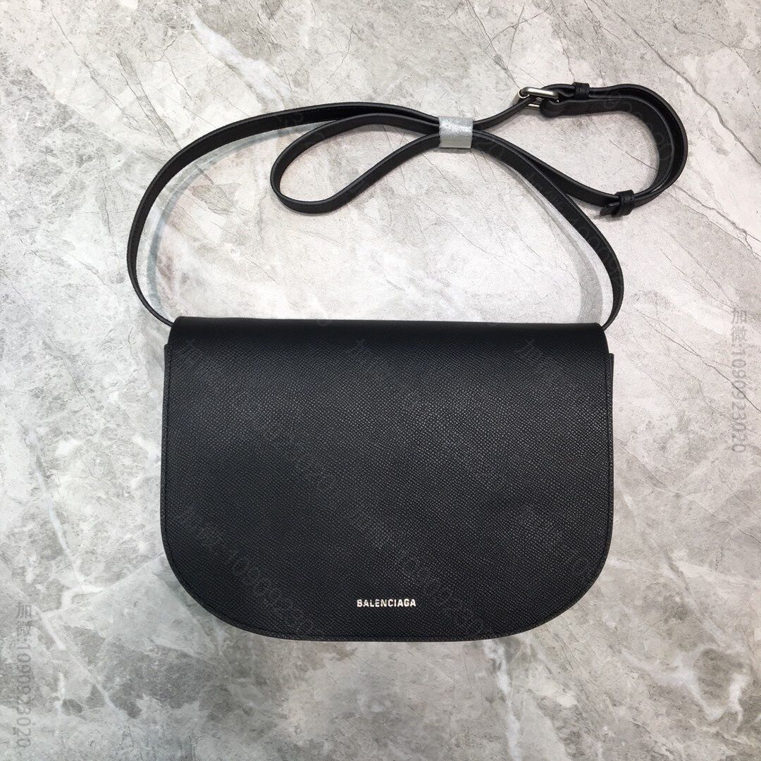 Balenciaga巴黎世家流行元素字母牛皮LOGO字母印花翻盖单肩斜挎包5...