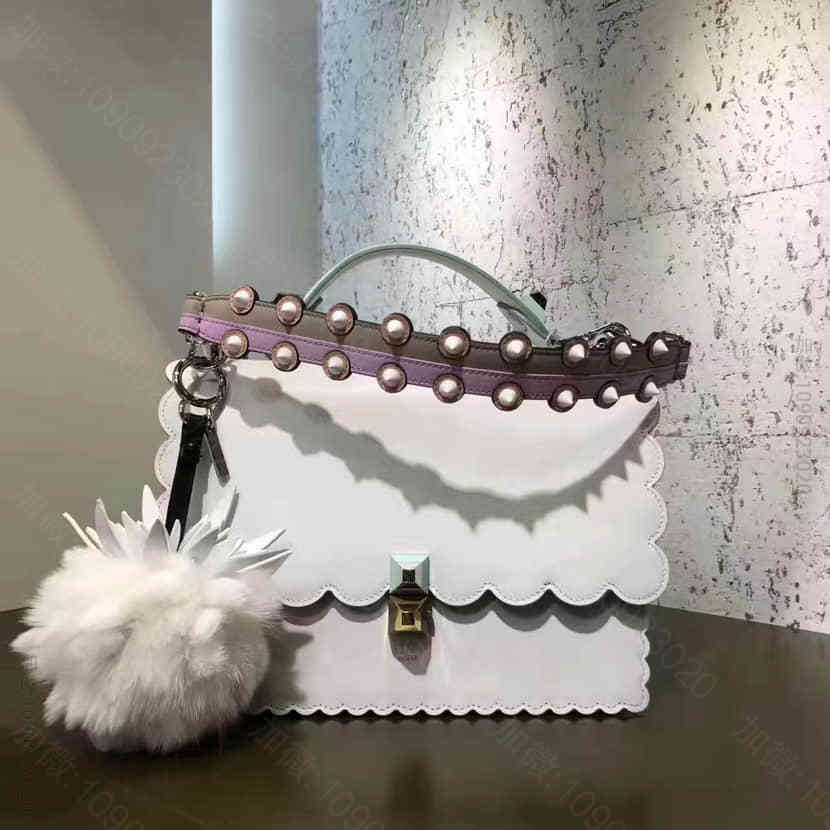 芬迪FENDI 白色小牛皮 波形边缘KAN I中号手袋 8BT283