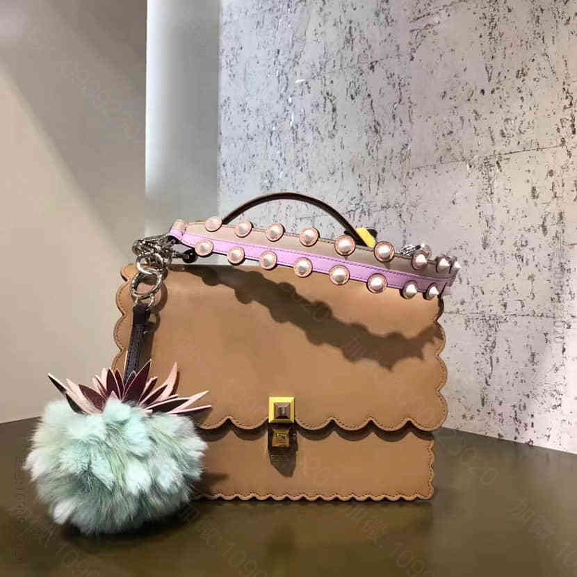 芬迪FENDI 沙黄色小牛皮 波形边缘KAN I中号手袋 8BT283