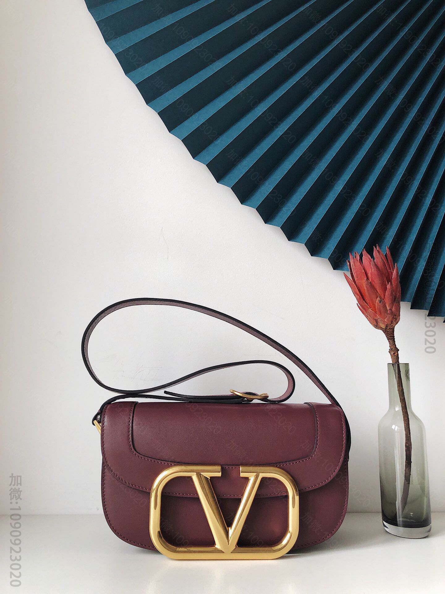 Valentino华伦天奴金属超大LOGO小牛皮斜挎包新品风琴包1011L