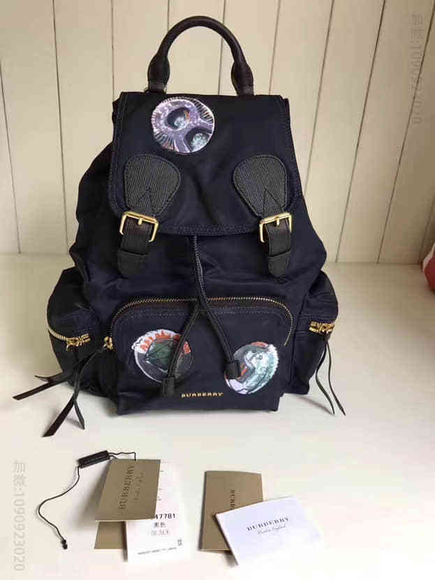 Burberry 博柏利The Rucksack – 中号帕拉斯头盔嵌花功能性尼龙军旅背包40503831