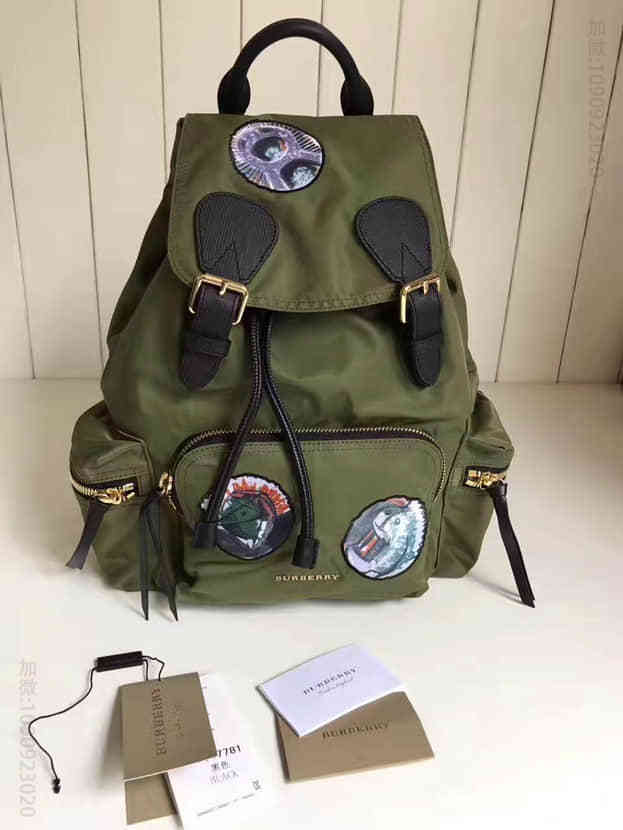 Burberry 博柏利The Rucksack – 中号帕拉斯头盔嵌花功能性尼龙军旅背包40503831