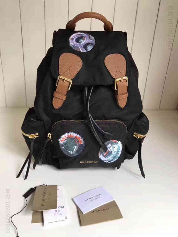 博柏利The Rucksack – 黑配棕色中号帕拉斯头盔嵌花功能性尼龙军旅背包40503831