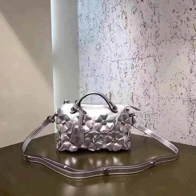 芬迪FENDI 银色柔软层压皮革迷你波士顿BY THE WAY MINI手袋...