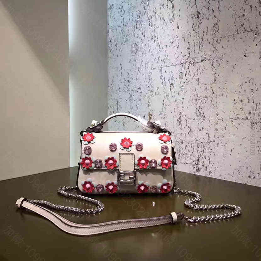 FENDI DOUBLE MICRO BAGUETTE饰以水晶和花朵链条斜挎...