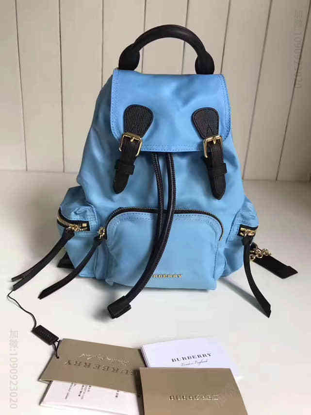 Burberry The Rucksack – 小号功能性尼龙拼皮革军旅背包40197691浅蓝铃草色