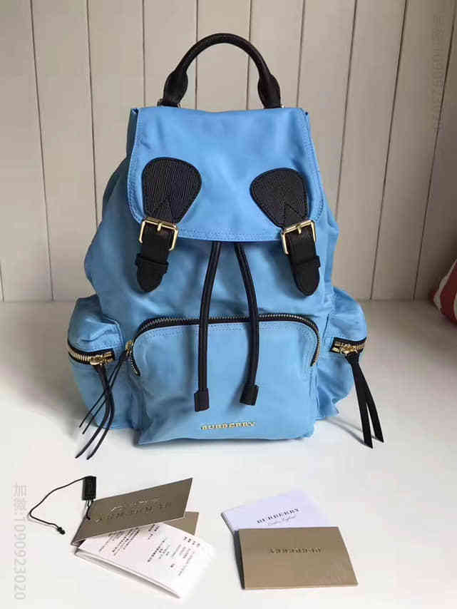 Burberry The Rucksack - 中号功能性尼龙拼皮革军旅背包40513561浅蓝铃草色