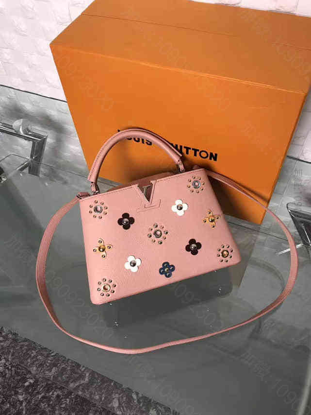 LV Taurillon Leather花蕊饰钉 CAPUCINES BB ...