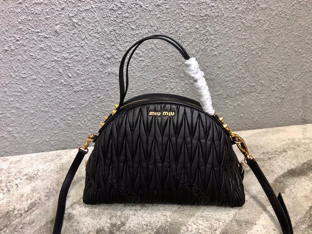 MIUMIU缪缪顶级进口Matelasse小羊皮材质月牙包5BB034