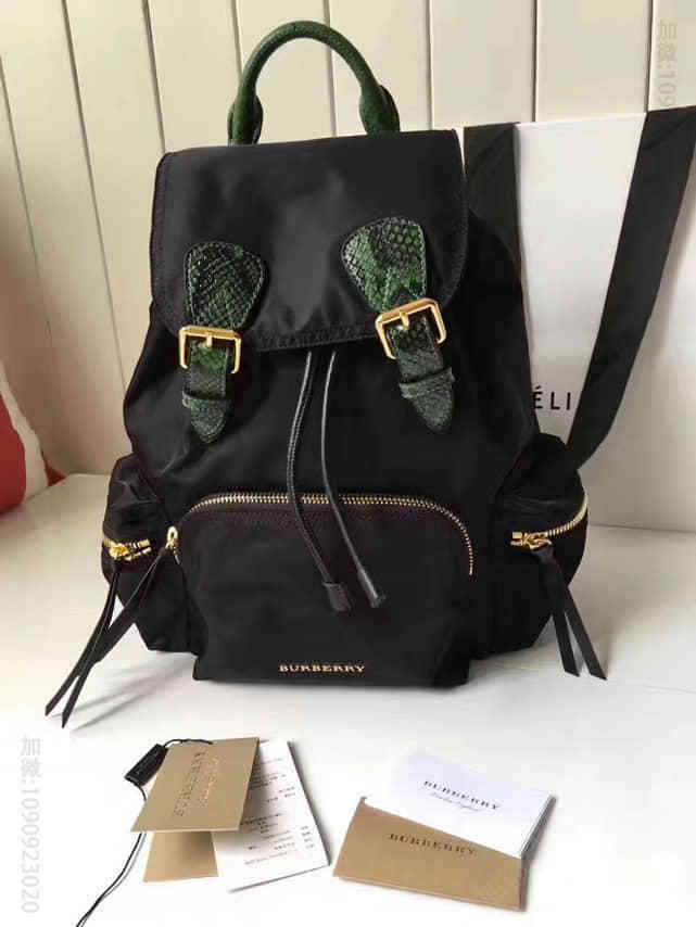 Burberry The Rucksack防水尼龙布料拼接牛皮压制蛇纹中号军旅背包40166221