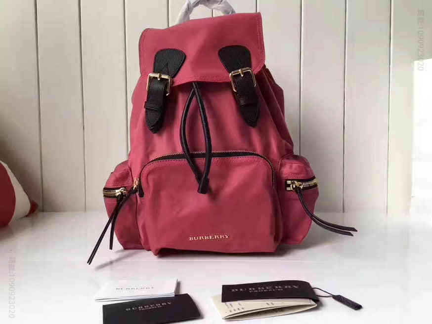 Burberry The Rucksack蔷薇粉中号尼龙布军旅背包40166221