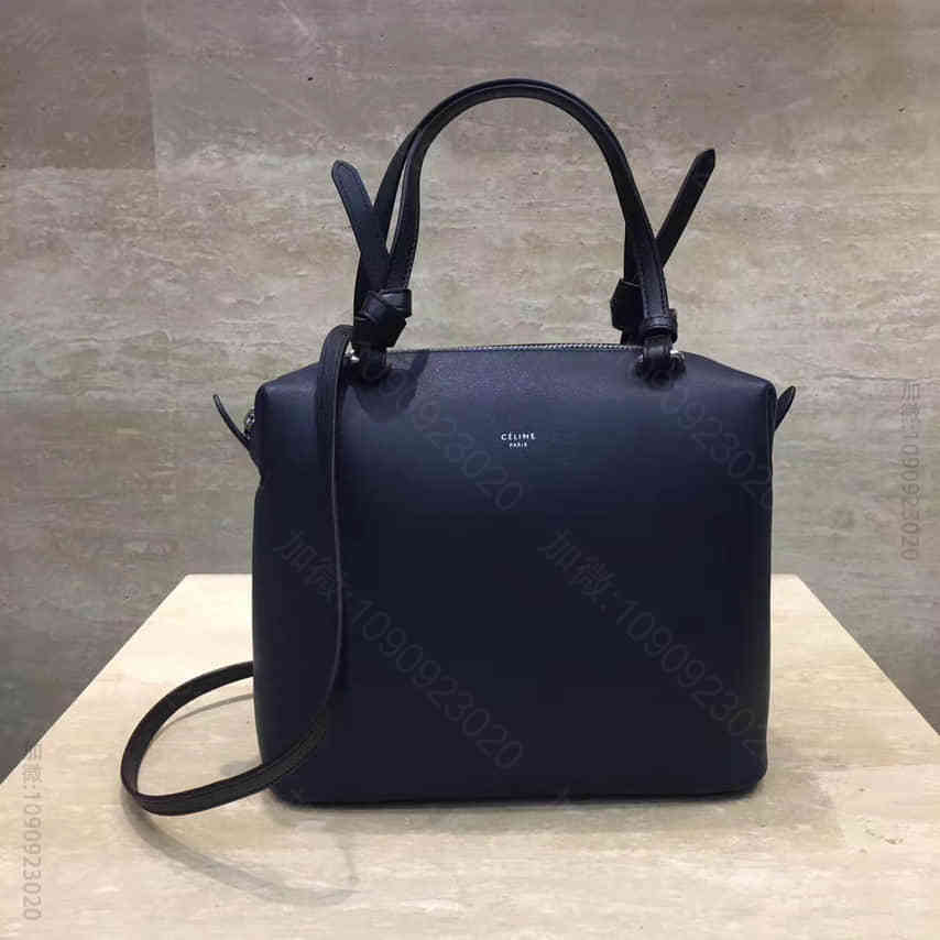 赛琳 (Celine) SOFT CUBE小号亮蓝色光滑小牛袋 181613