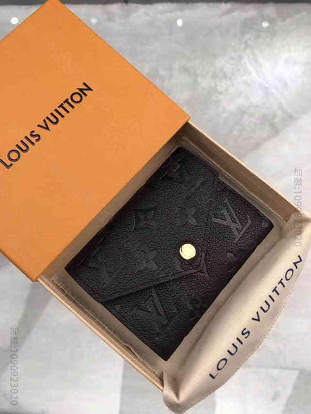 LV Monogram Empreinte皮革VICTORINE短款钱夹 M...